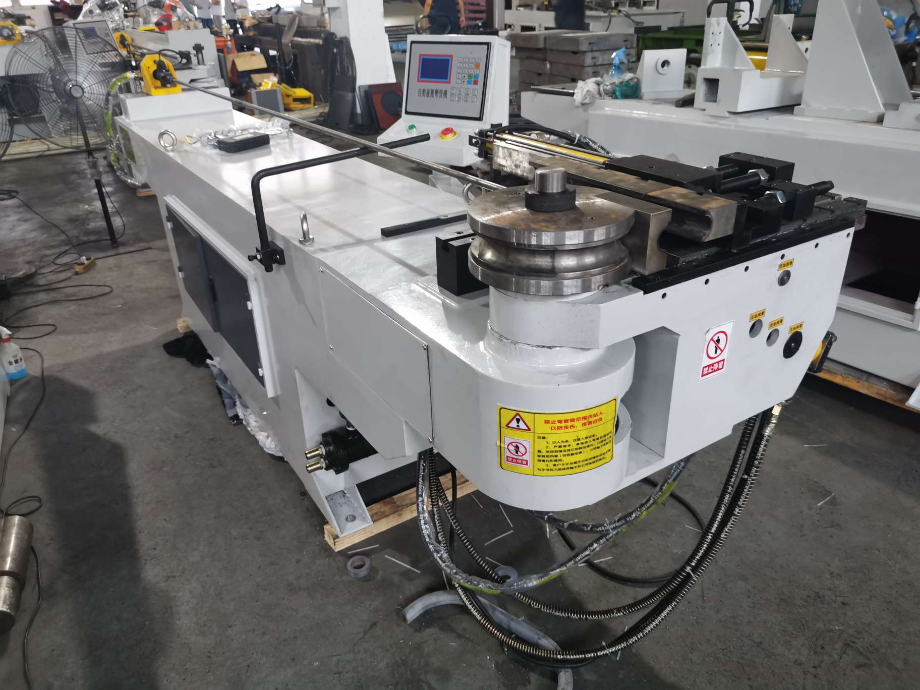 Industrial hydraulic pipe bender with 190 degree max bending angle