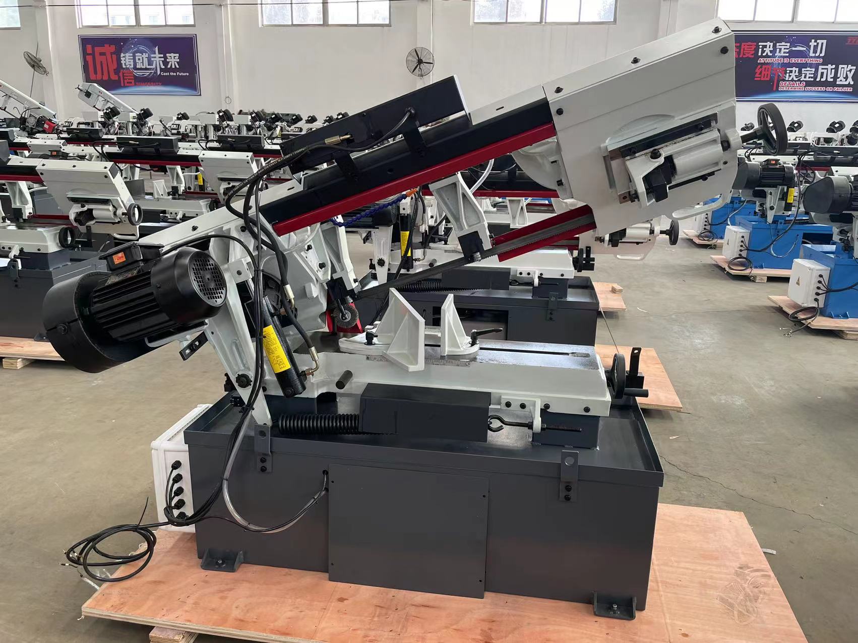 Boasting a massive 10" (254mm) outer diameter circular cutting capacity and equipped with a precision swiveling miter vise