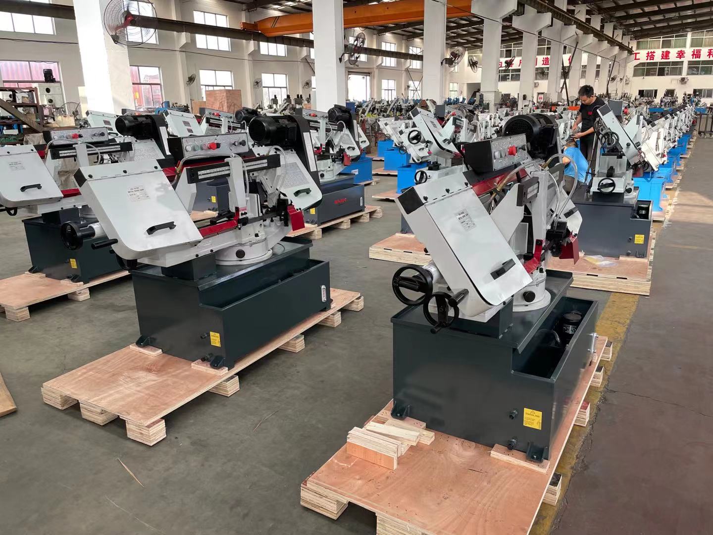 Delivers a reliable 170mm (6.7") circular cutting capacity and handles 200x170mm (7.8" x 6.7") rectangular materials at a 90° angle,