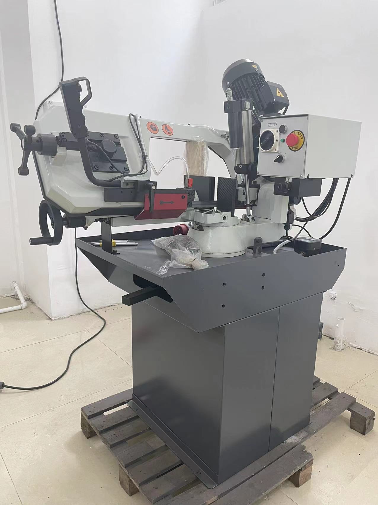 BS-280G is a premium, high-performance horizontal miter bandsaw engineered for exceptional precision