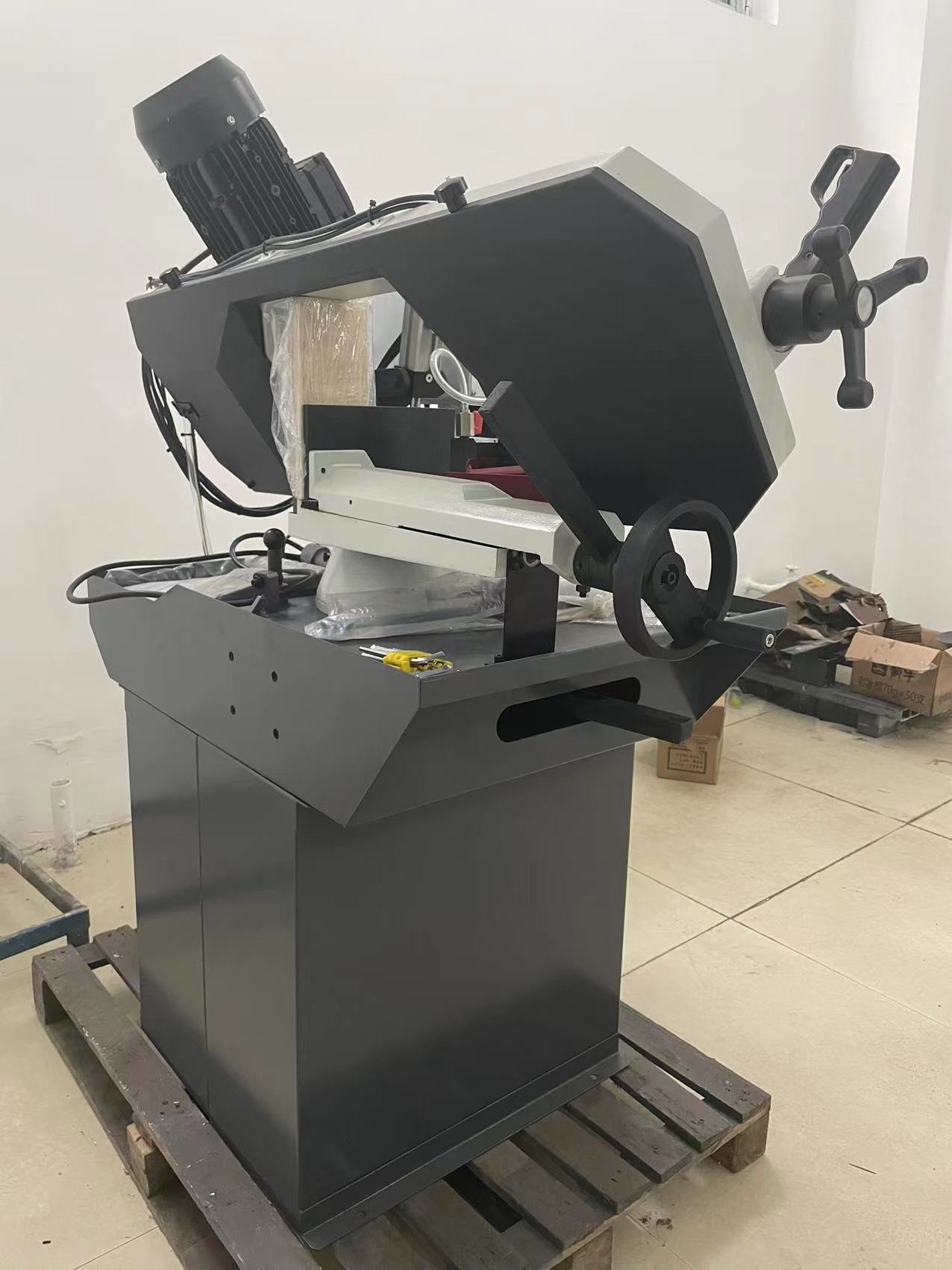 BS-280G provides ultimate control over complex angled cuts.