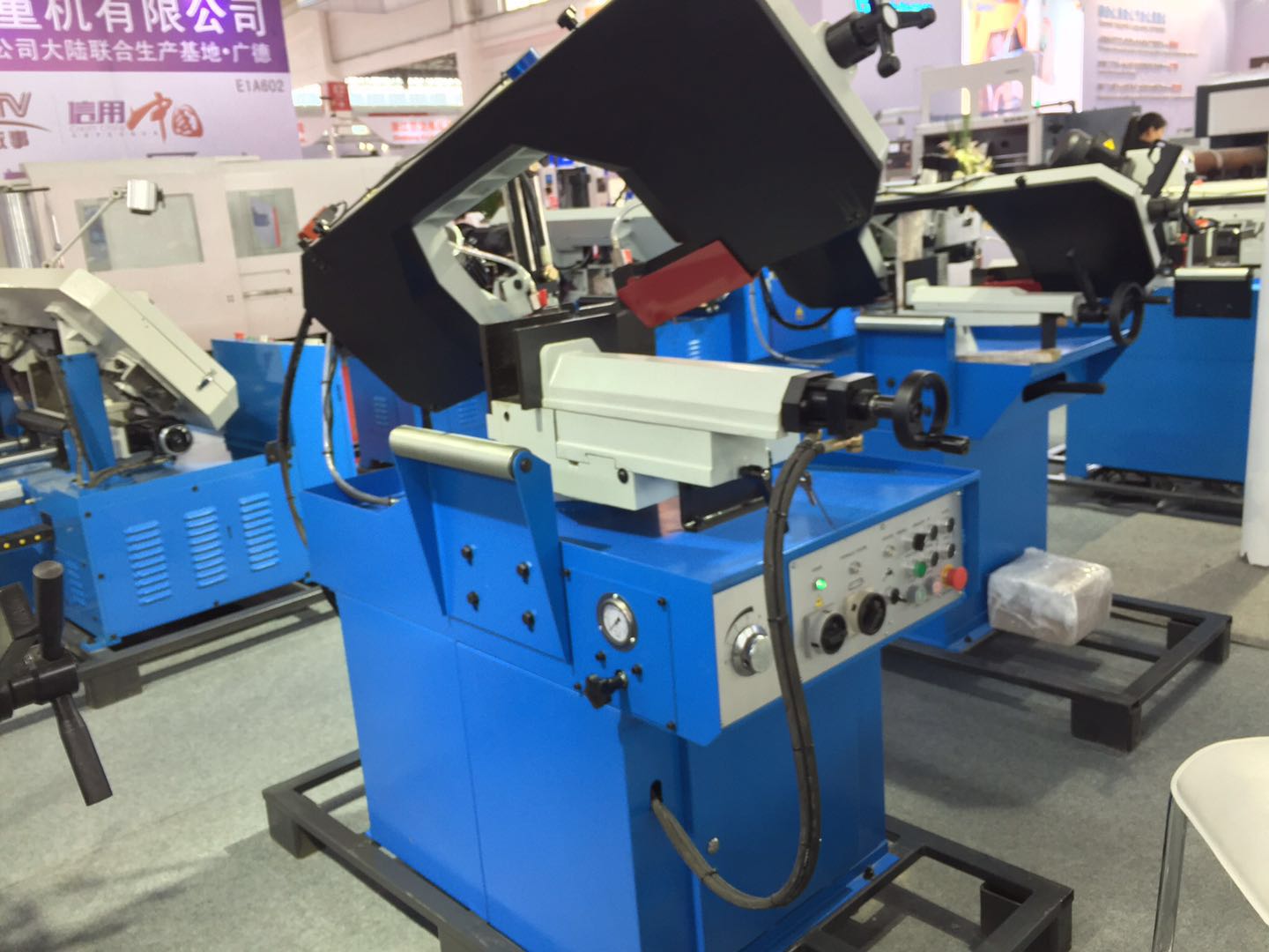 Heavy-Duty Industrial Cutting with Dual-Side 60° Swivel & Hydraulic Clamping