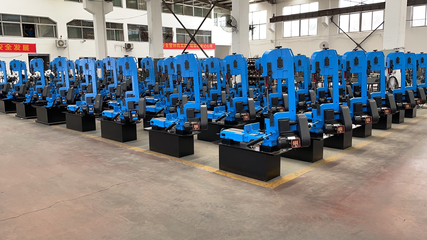 BS-180G is a highly versatile and robust horizontal miter bandsaw,