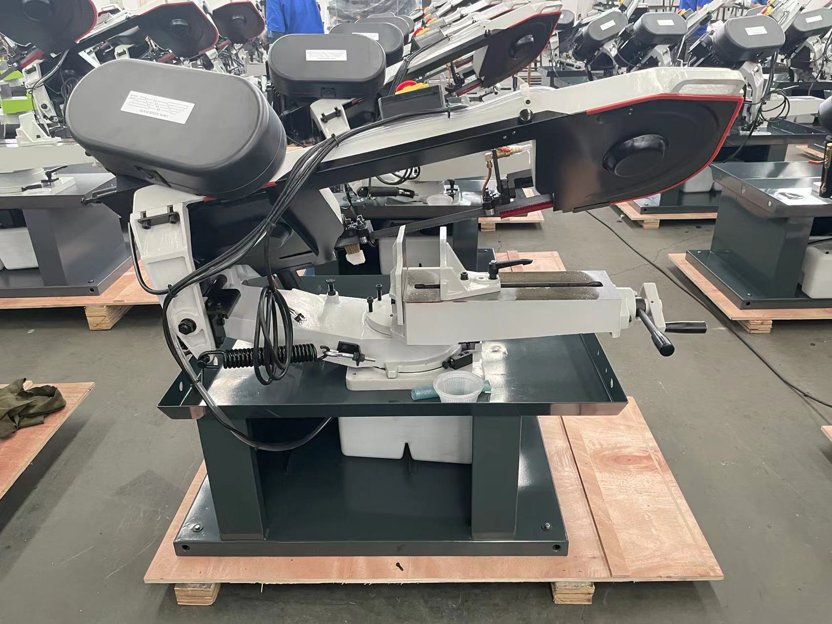 BS-712R is a premium 7-inch horizontal/vertical bandsaw