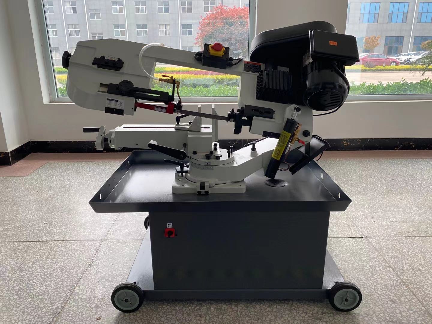 The miter bow head effortlessly swivels up to 45° for precise angle cutting