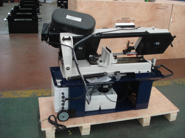It boasts a substantial 229mm (9") circular cutting capacity at 90°.