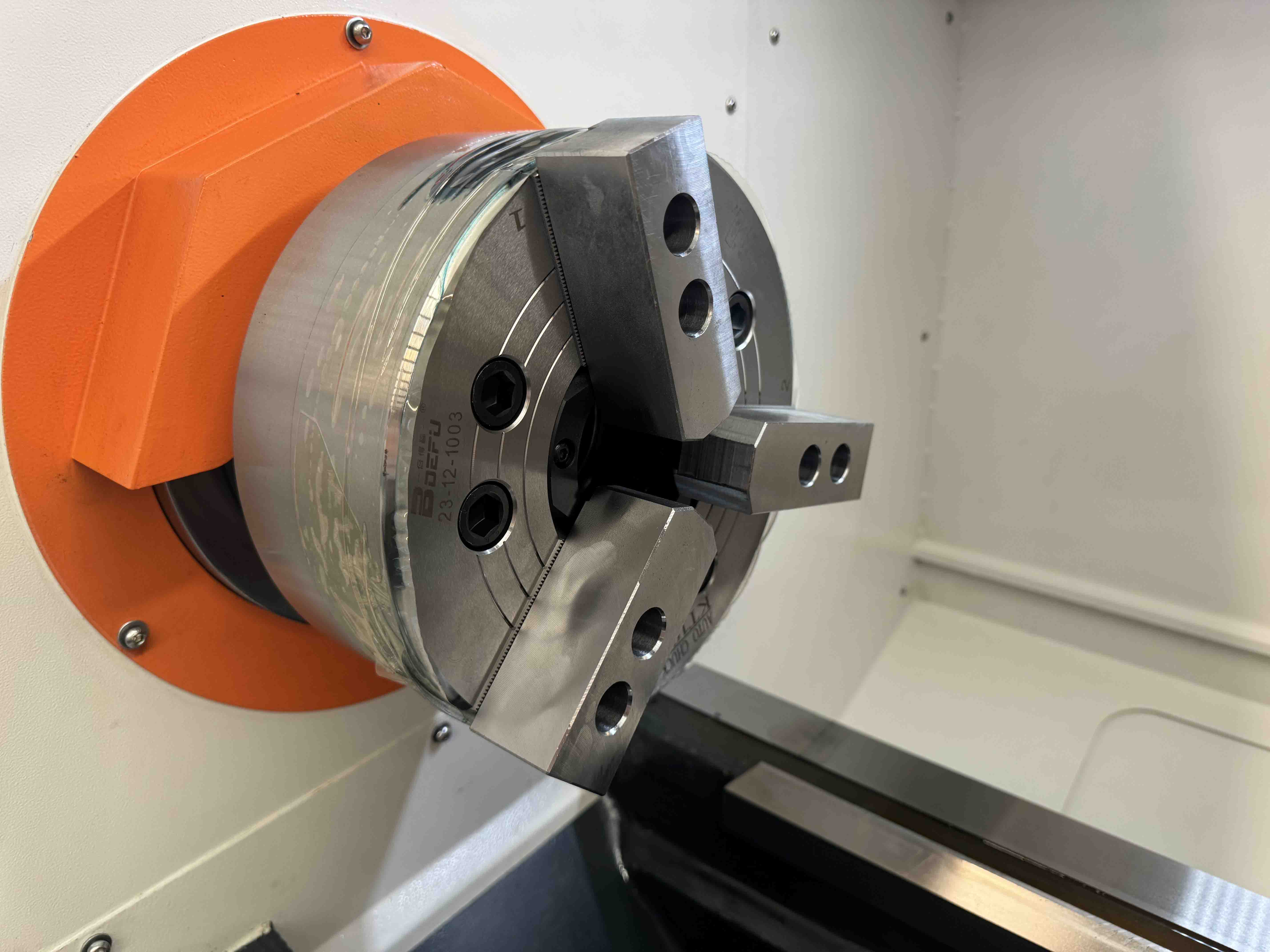 Heavy-Duty K11 250mm Chuck System: Comes standard with a robust K11 series 3-jaw self-centering chuck