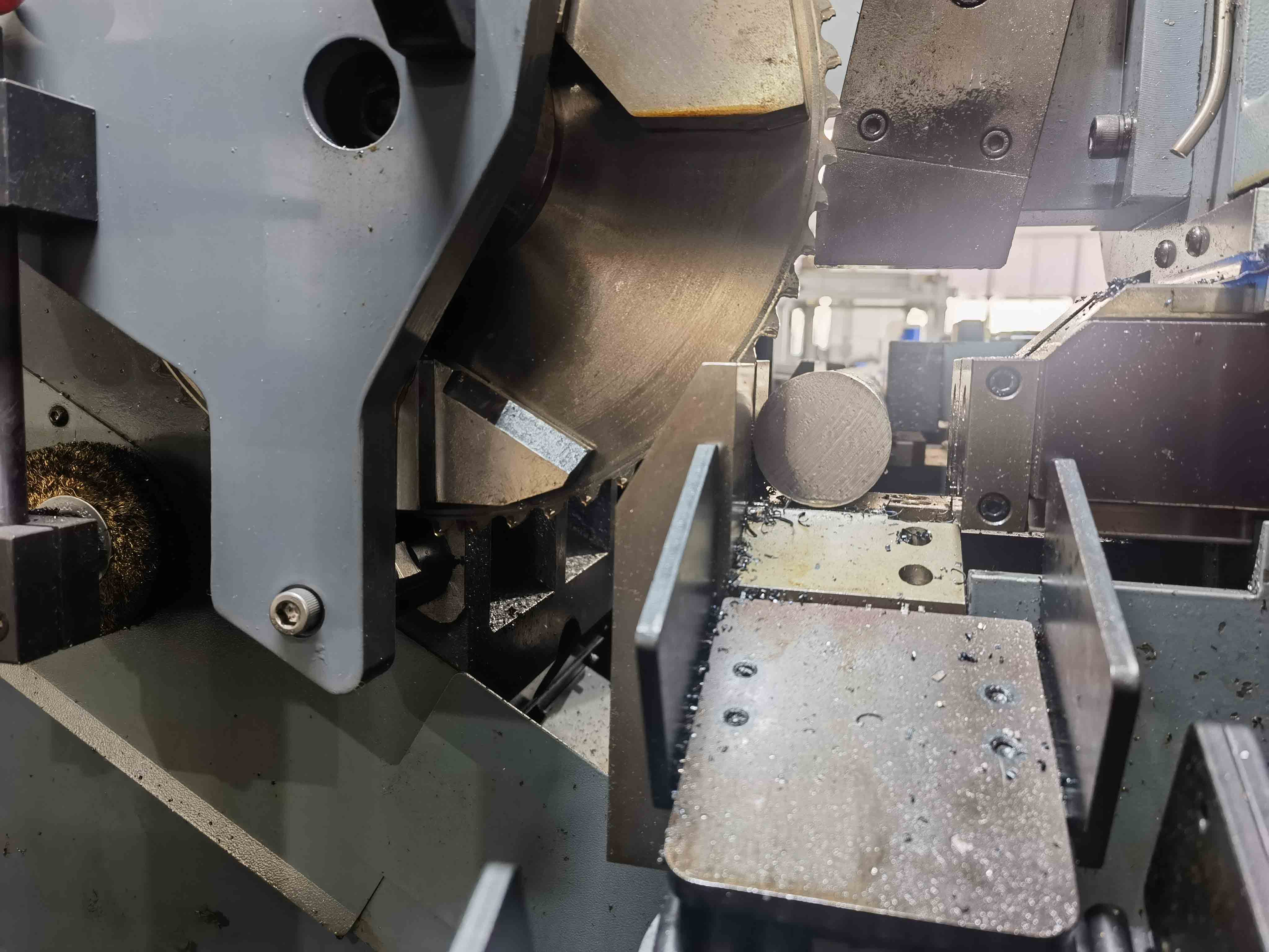 Full auto metal cutoff saw for large size bar material industrial mass processing