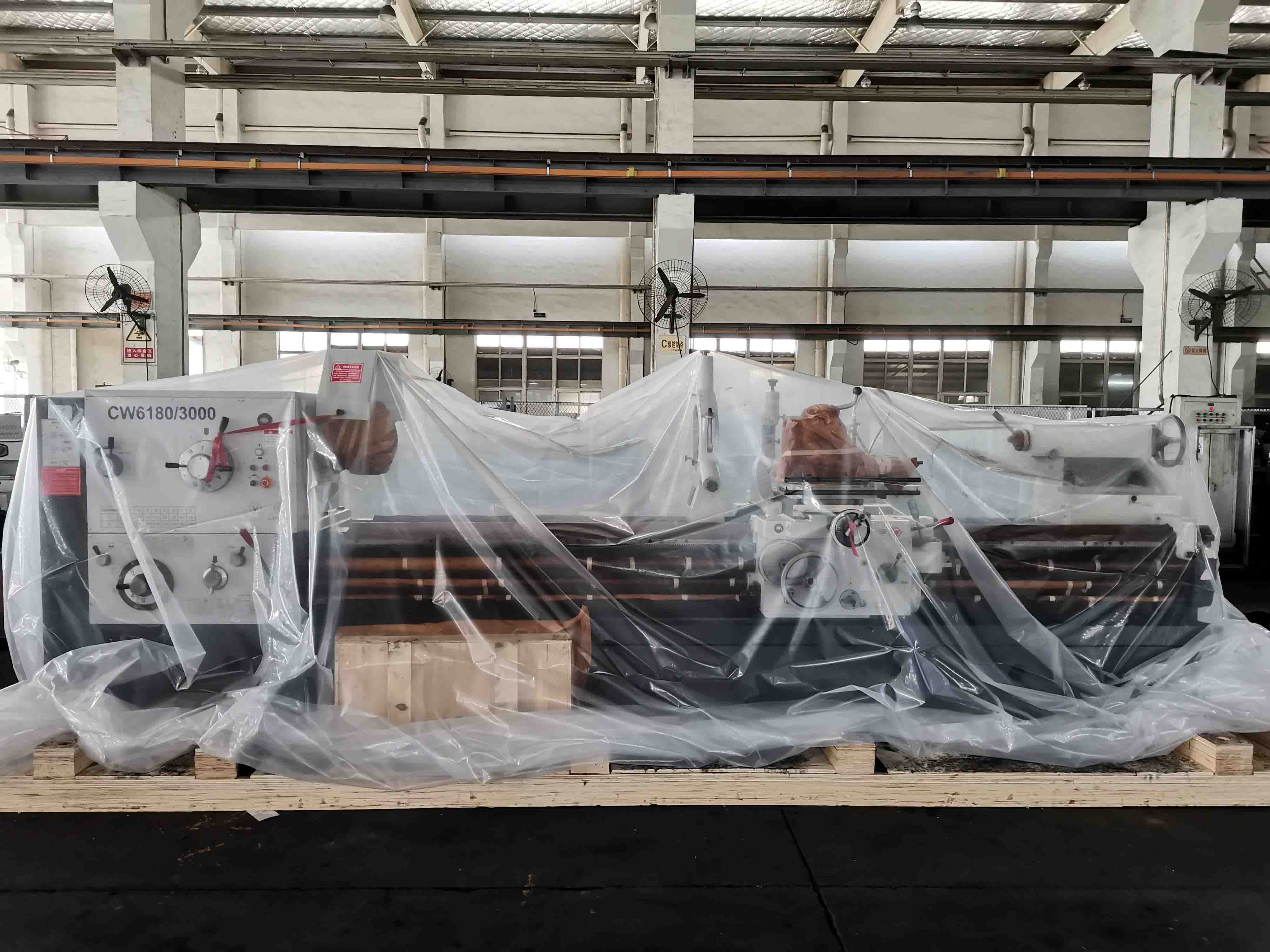 800mm Swing, 600mm Extra-Wide Bed & 3-Point Spindle Support for Industrial Shaft Turning