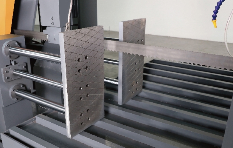 Independent hydraulic station gantry bandsaw