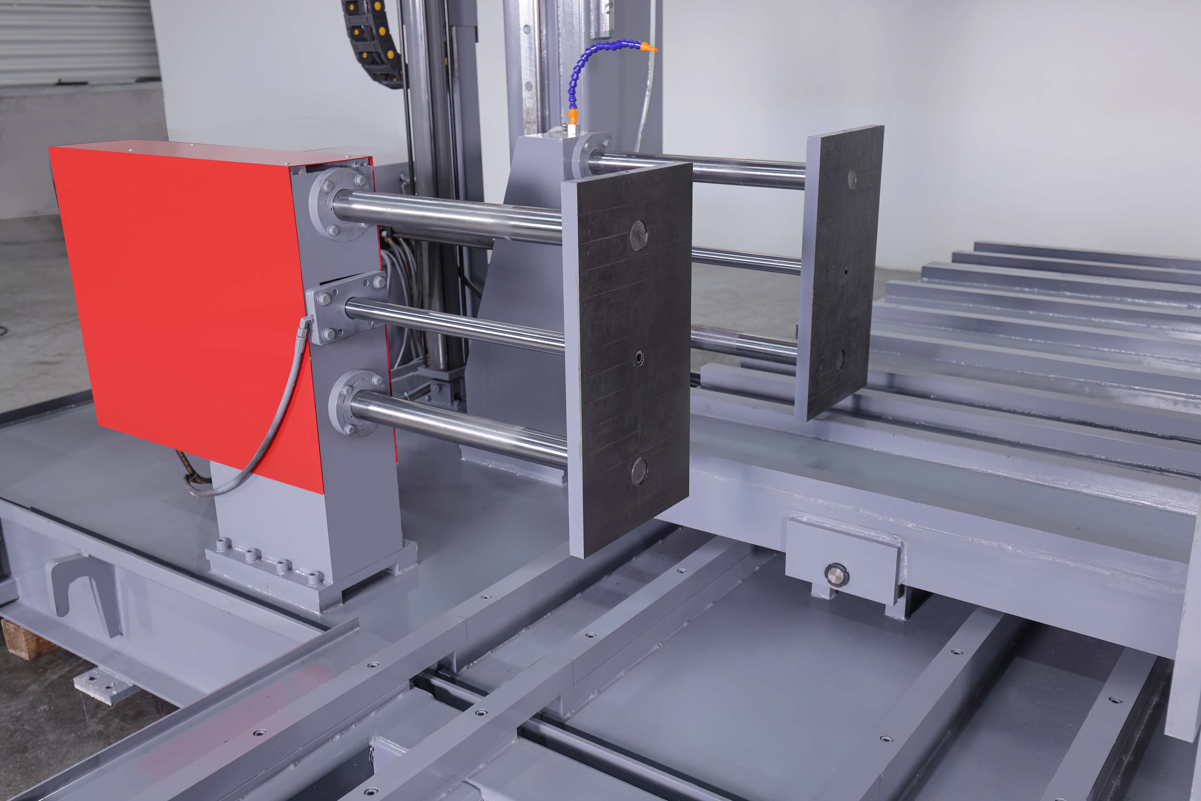 Double vise hydraulic clamping mechanism with dual oil cylinder feeding system for heavy metal sawing