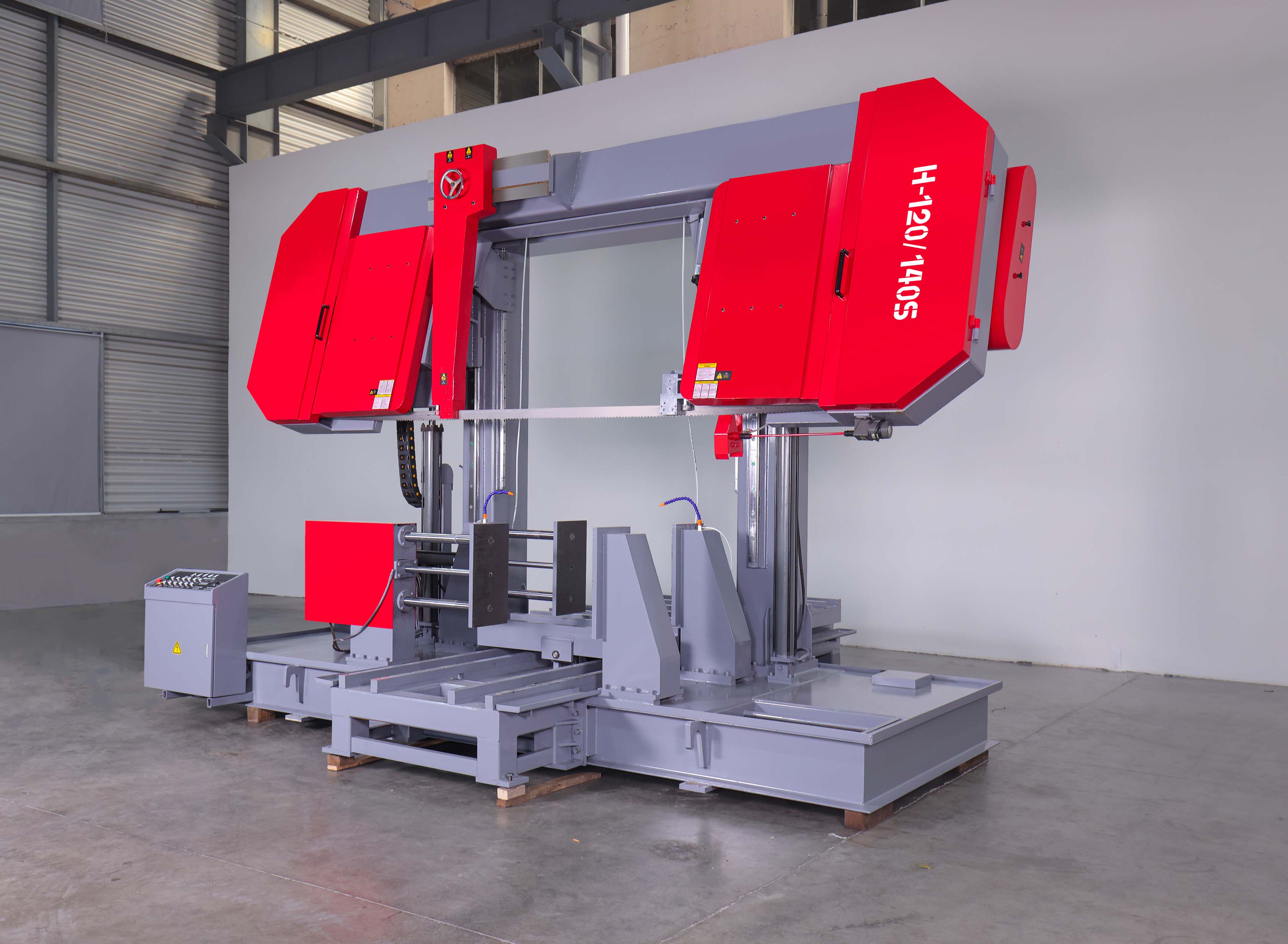 Industrial large size metal cutting band saw machine equipped with hydraulic clamping and frequency conversion speed regulation