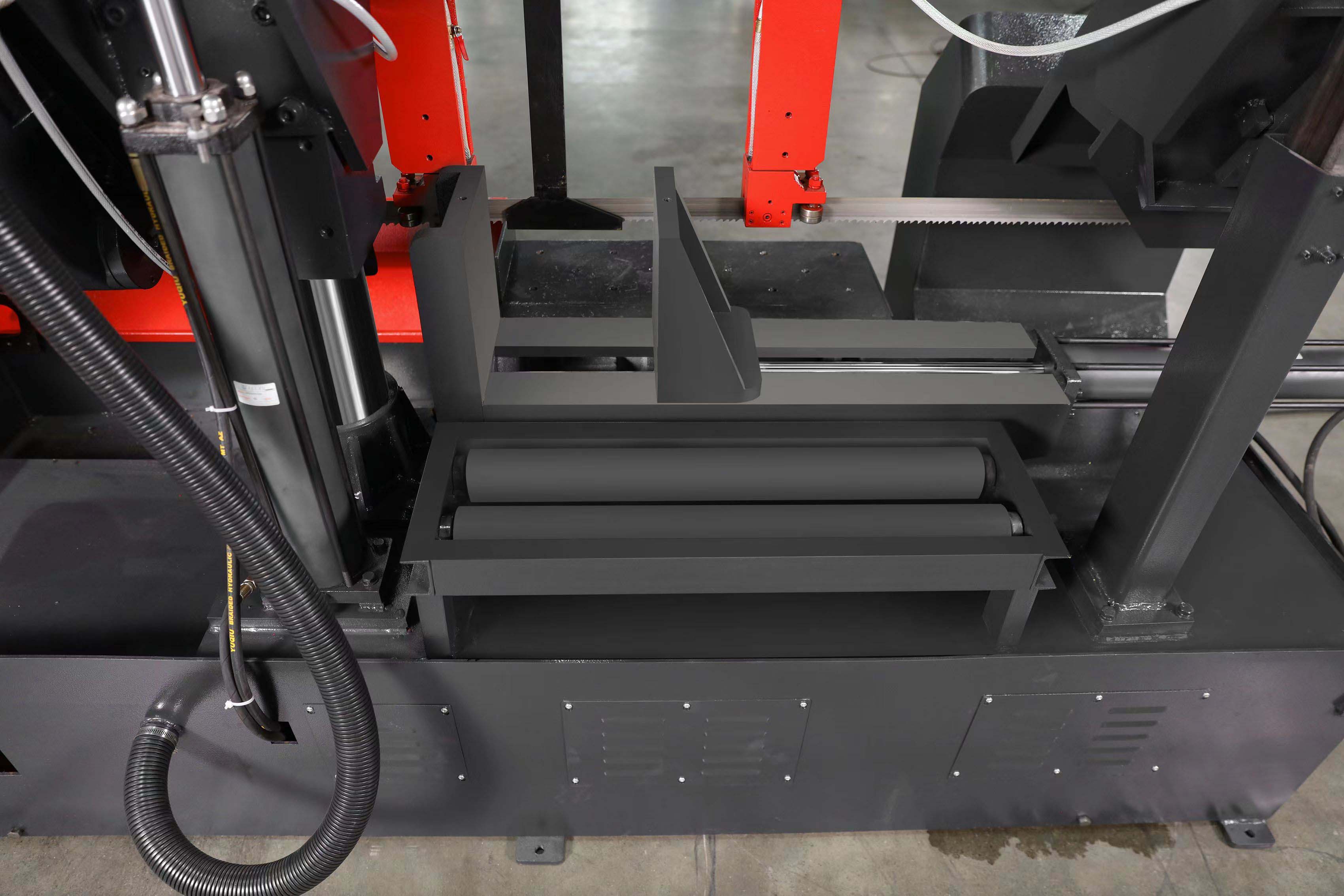 Automated feeding horizontal metal bandsaw