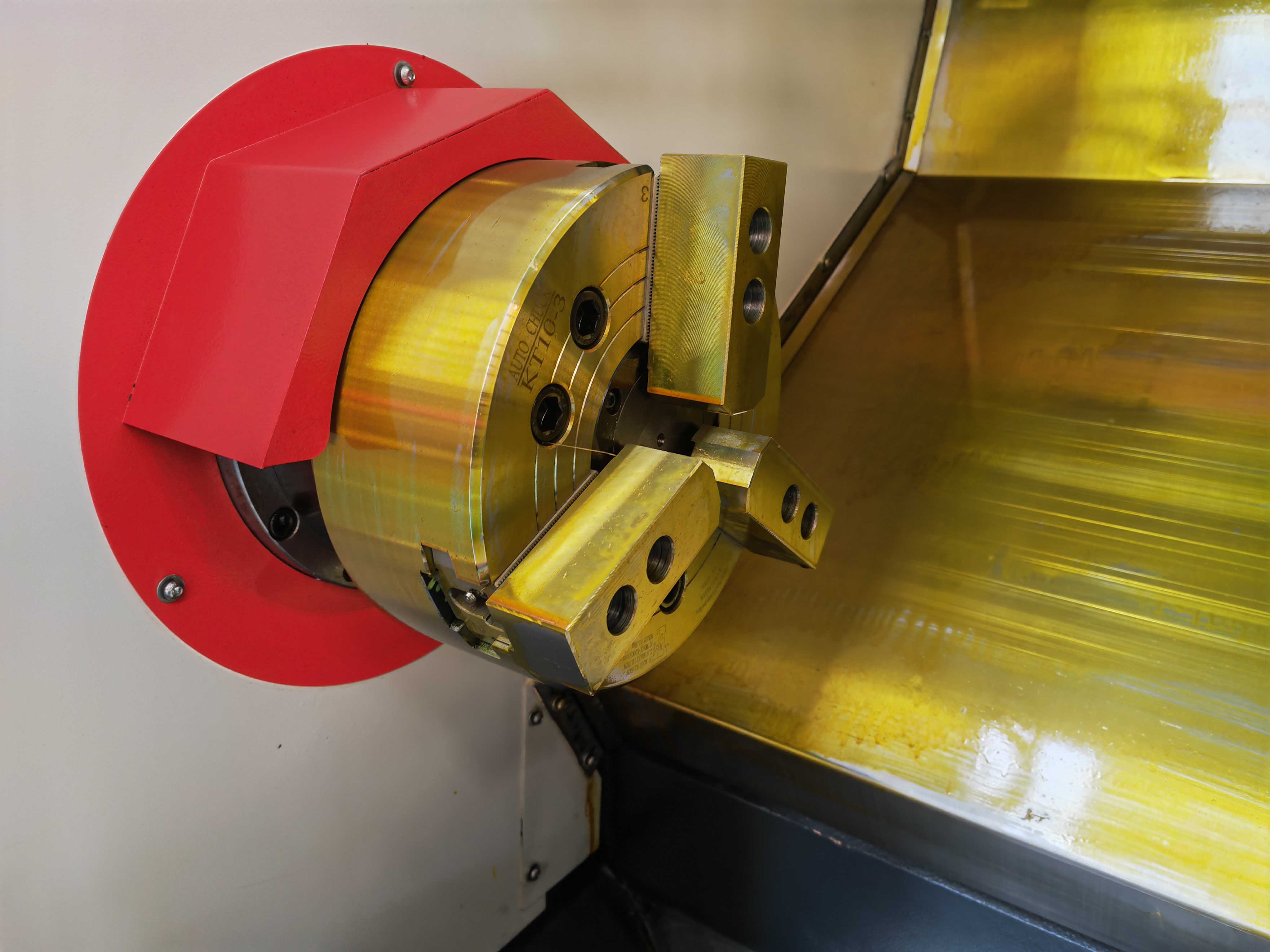Wedge-Style Through-Hole Chuck: Comes standard with a highly rigid wedge-shaped through-hole chuck