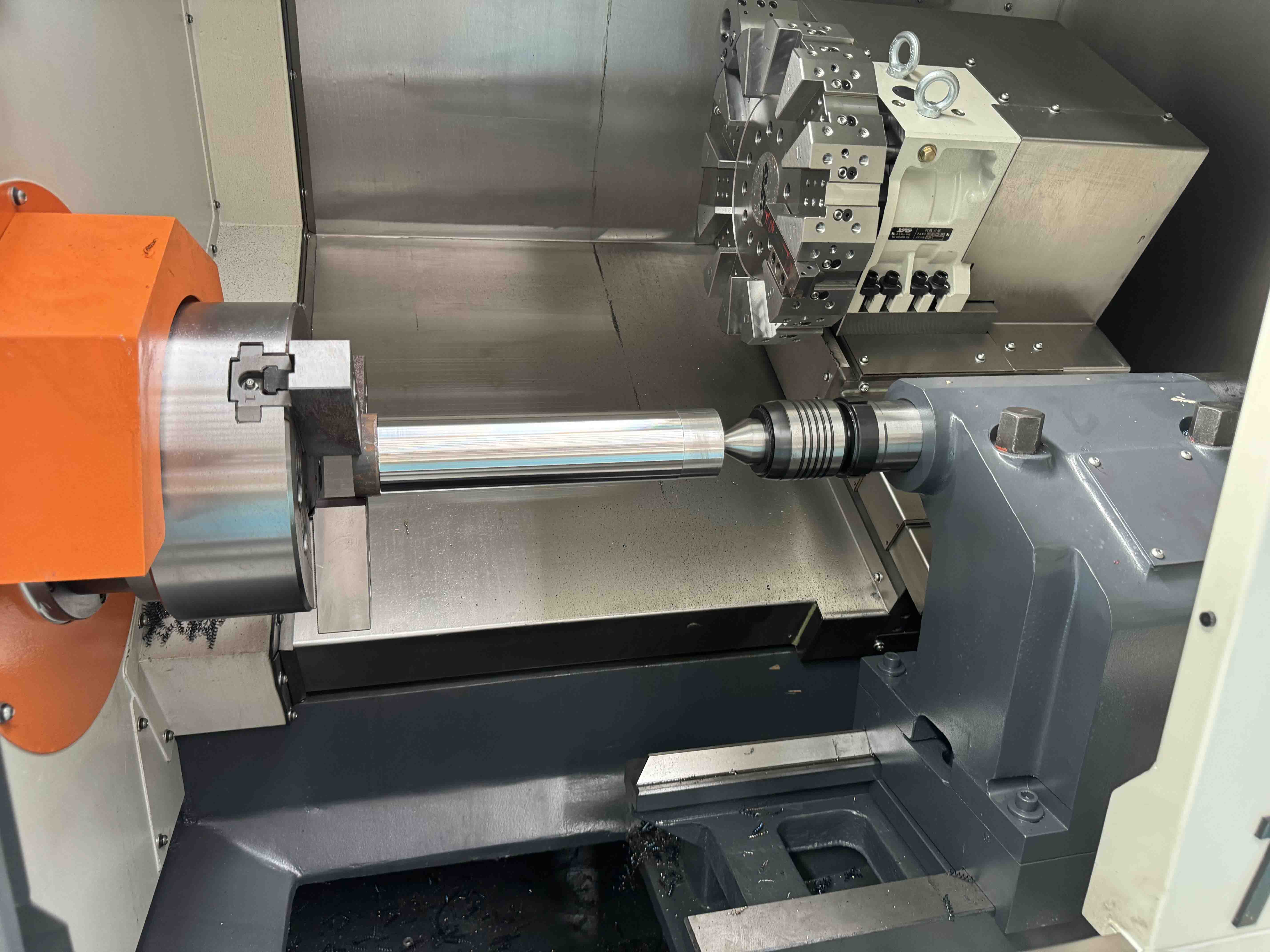 High-Speed A2-6 Spindle: Features a robust Φ66 mm spindle bore and an 8-inch hydraulic chuck.