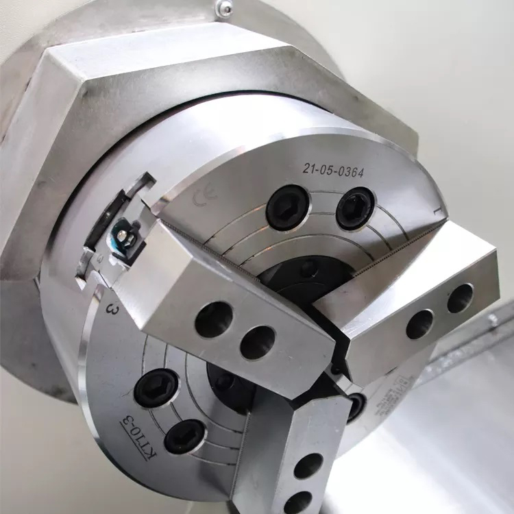 Wedge-Style Open-Center Chuck: Comes standard with a highly rigid wedge-shaped through-hole hydraulic chuck