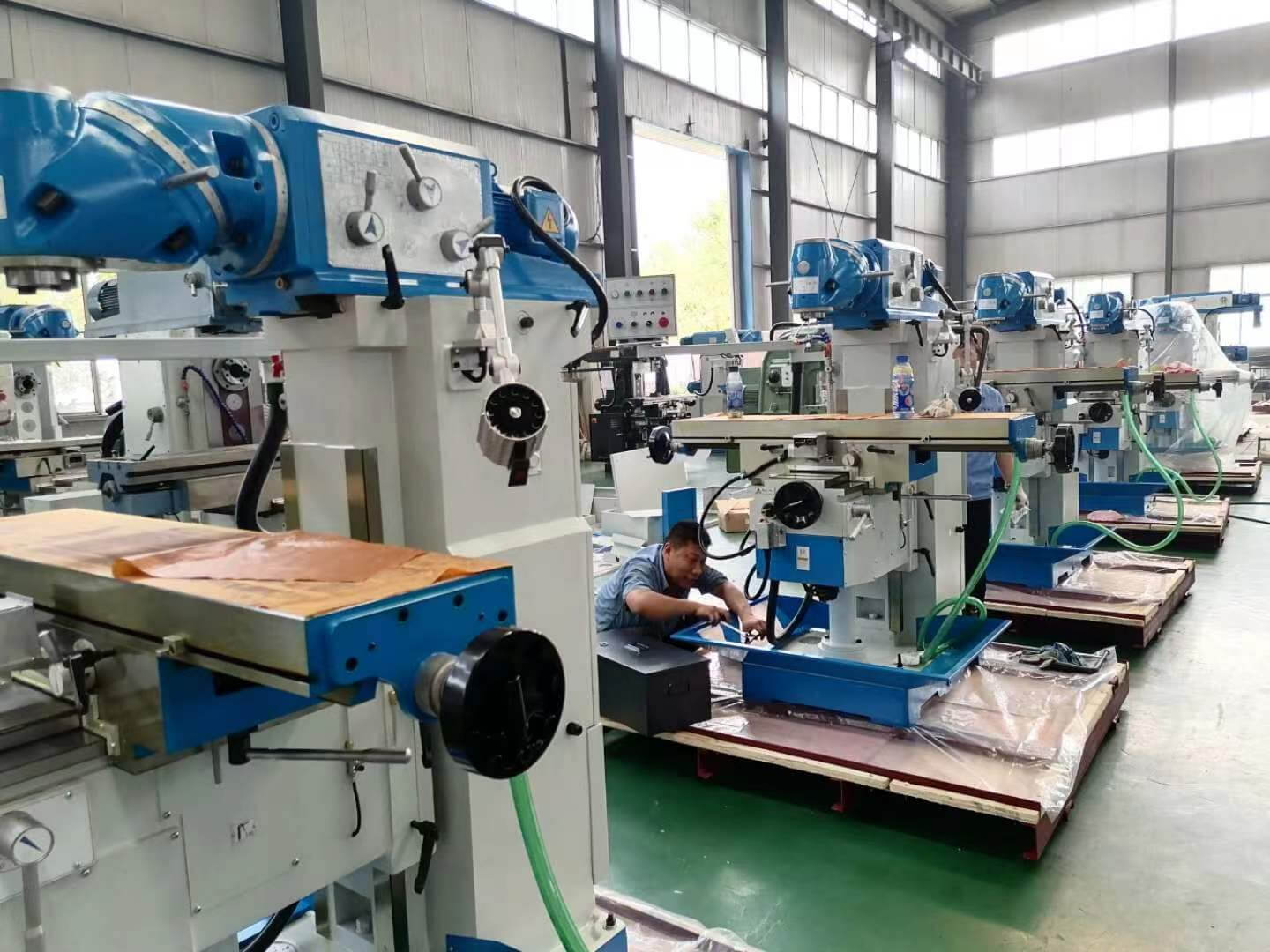 heavy-duty-cast-iron-base-X6230C-milling-machine-vibration-damping