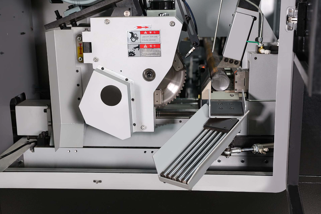 circular-saw-cutting-steel-tube.png