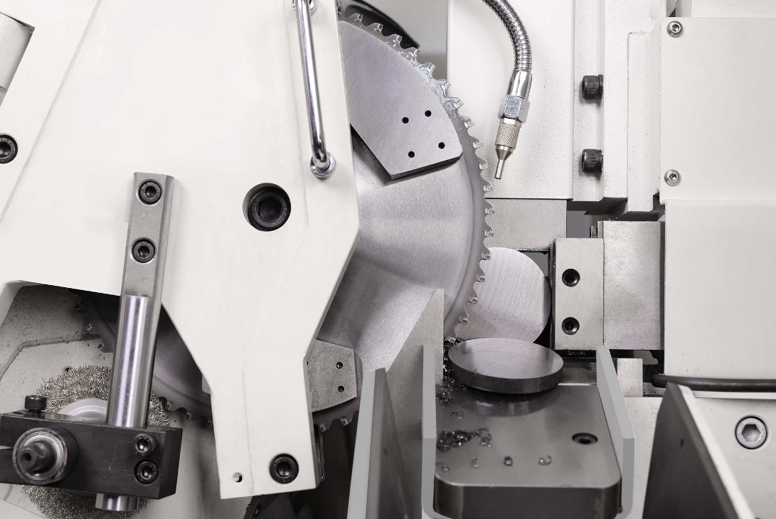 circular-saw-cutting-view.png