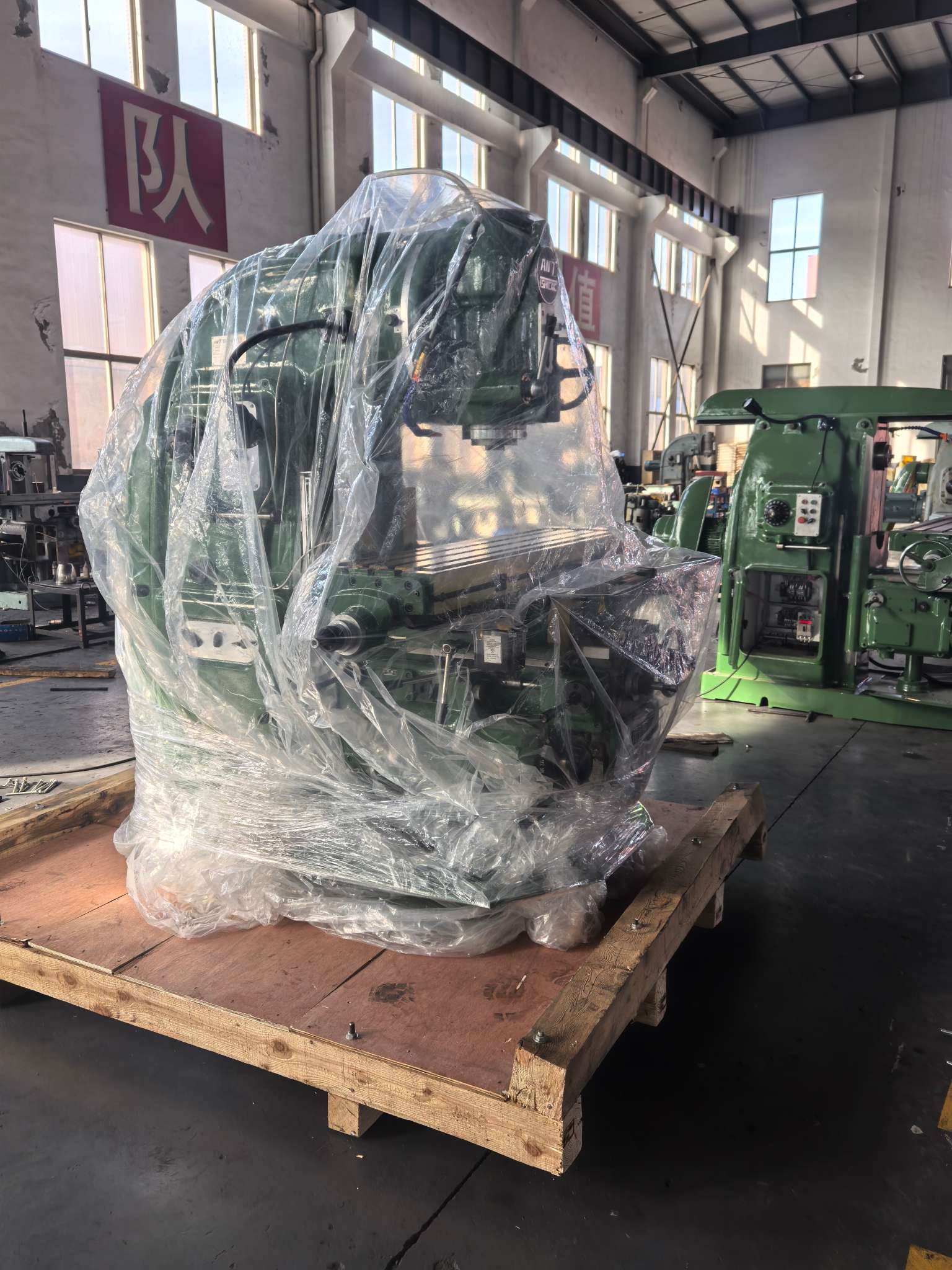 Rigid lifting table mechanism of X5040 vertical mill for precision vertical travel adjustment