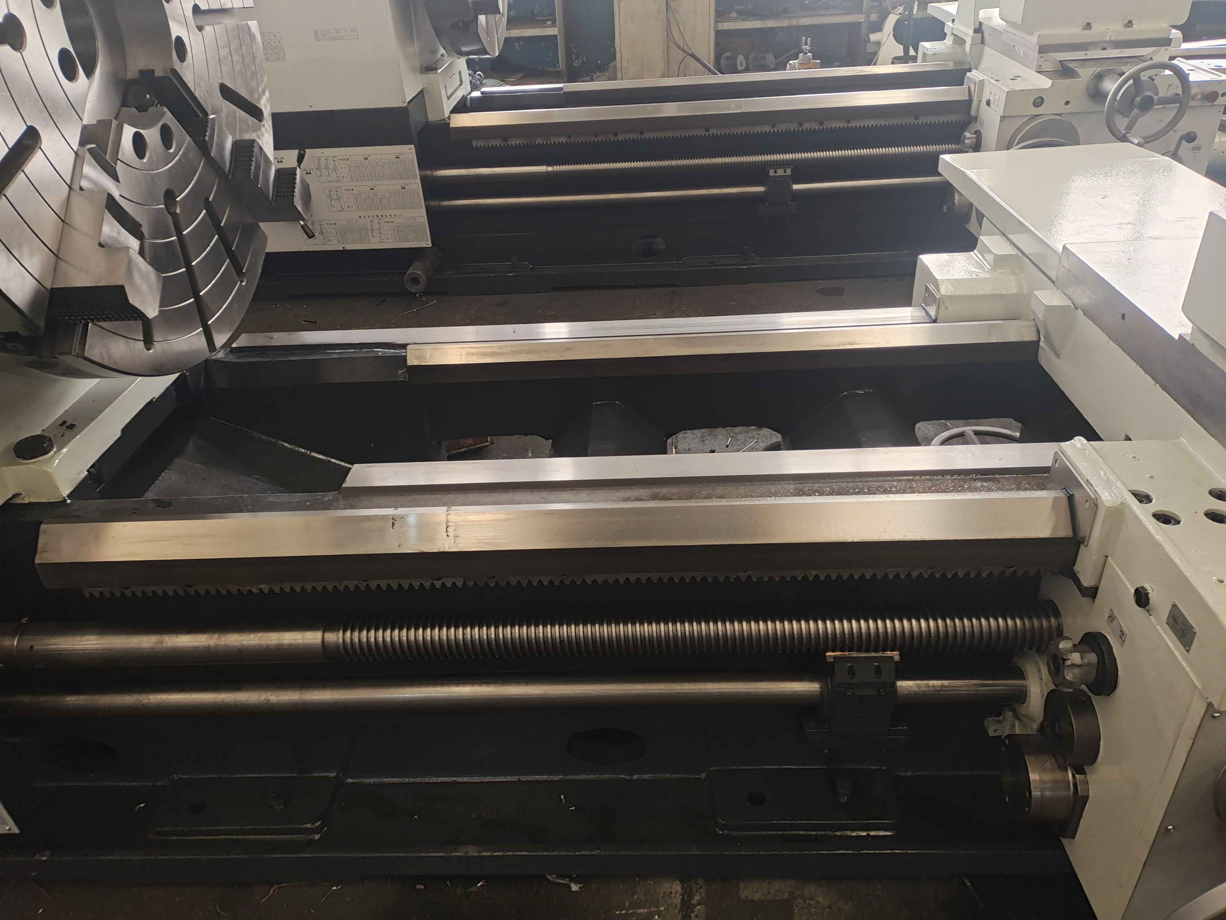 780mm Extra-Wide FEA-Optimized Bed: The massive machine bed is cast from premium resin-sand iron-hardened guideways