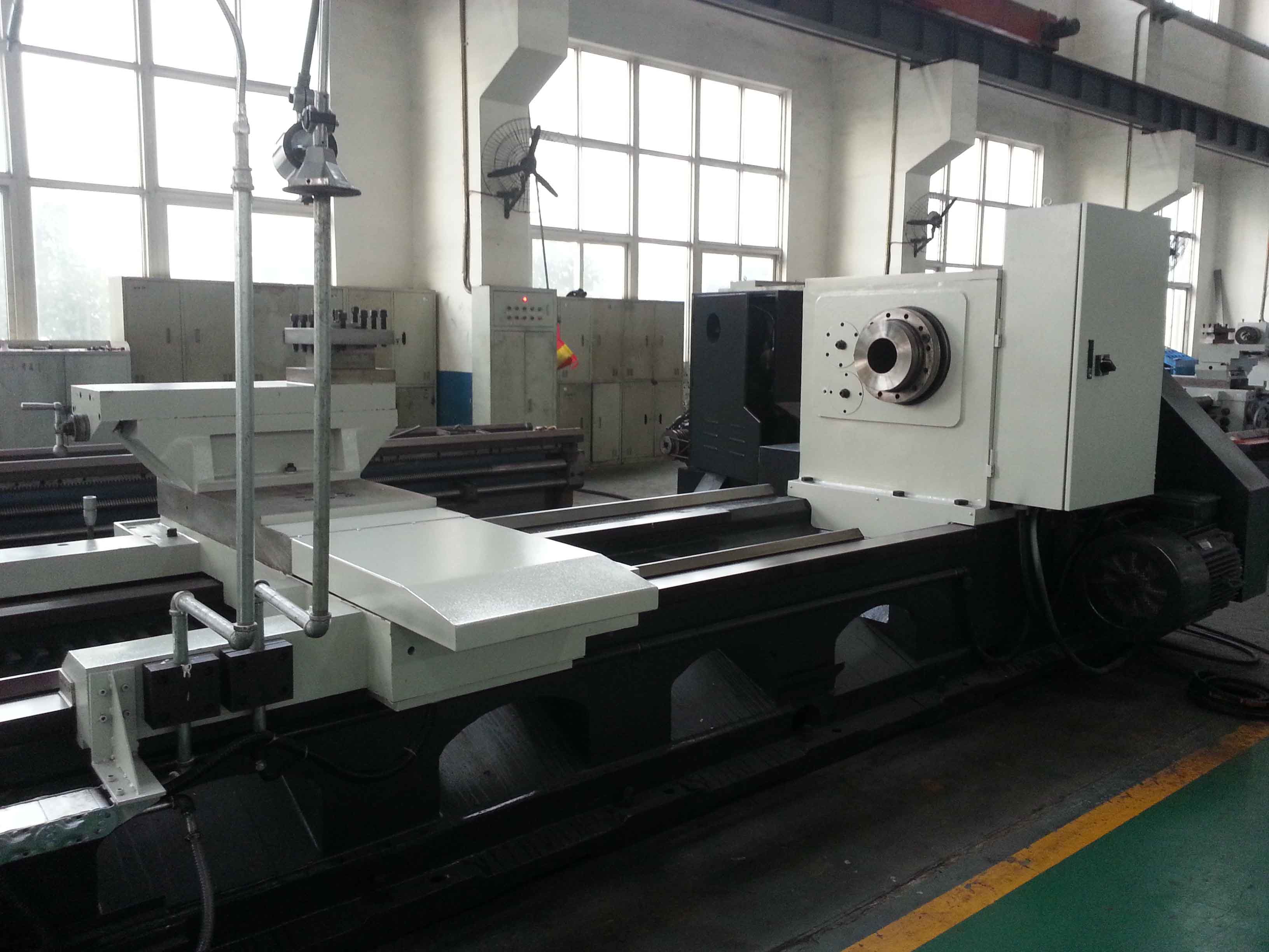 CW62100x5000 is a formidable heavy-duty conventional engine lathe engineered for the extreme demands of processing massive ferrous,