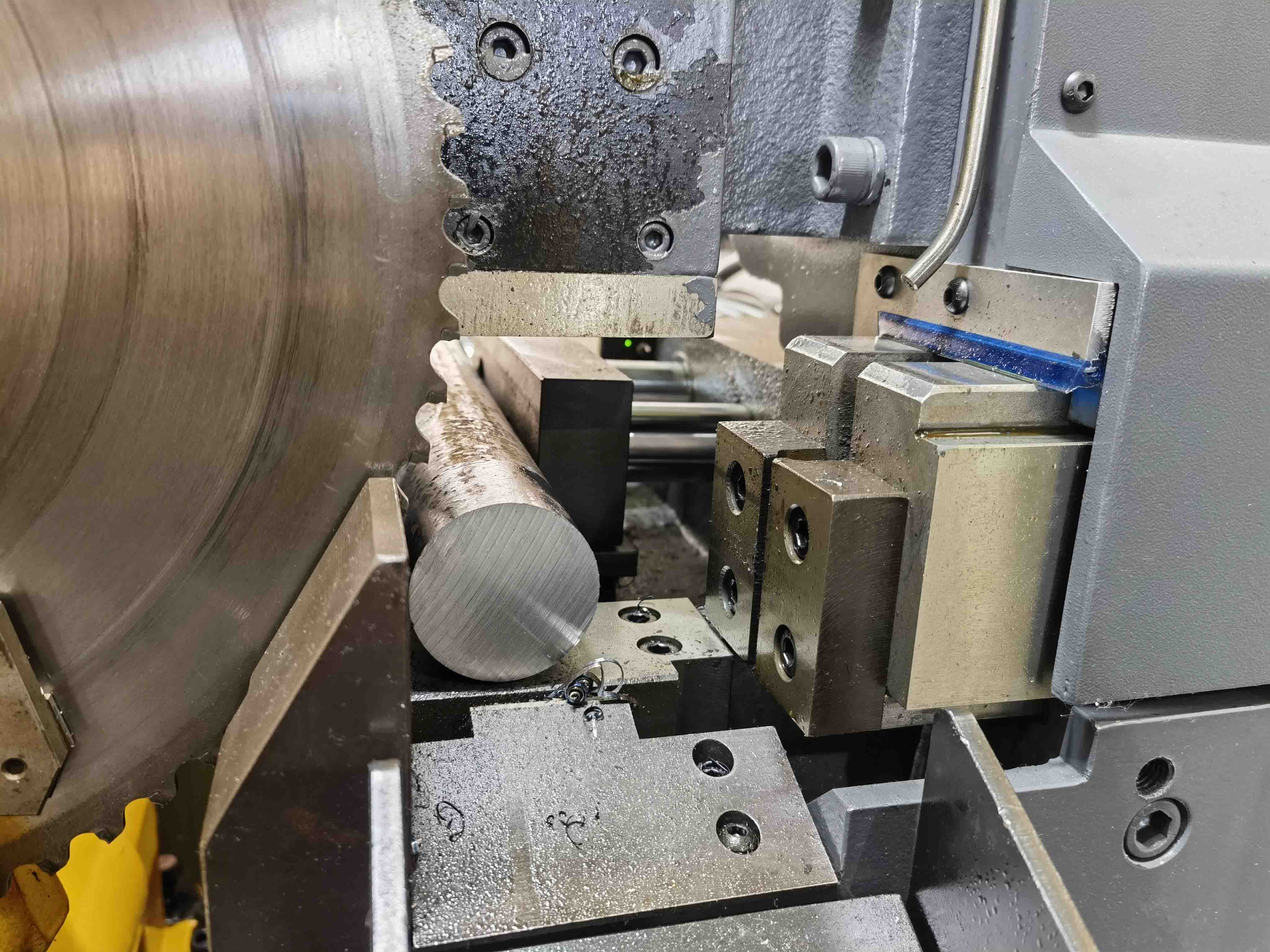 Precision Hydraulic Clamping & Auto-Feeding: Equipped with a dedicated 2.25 kW hydraulic motor and an adjustable floating vise