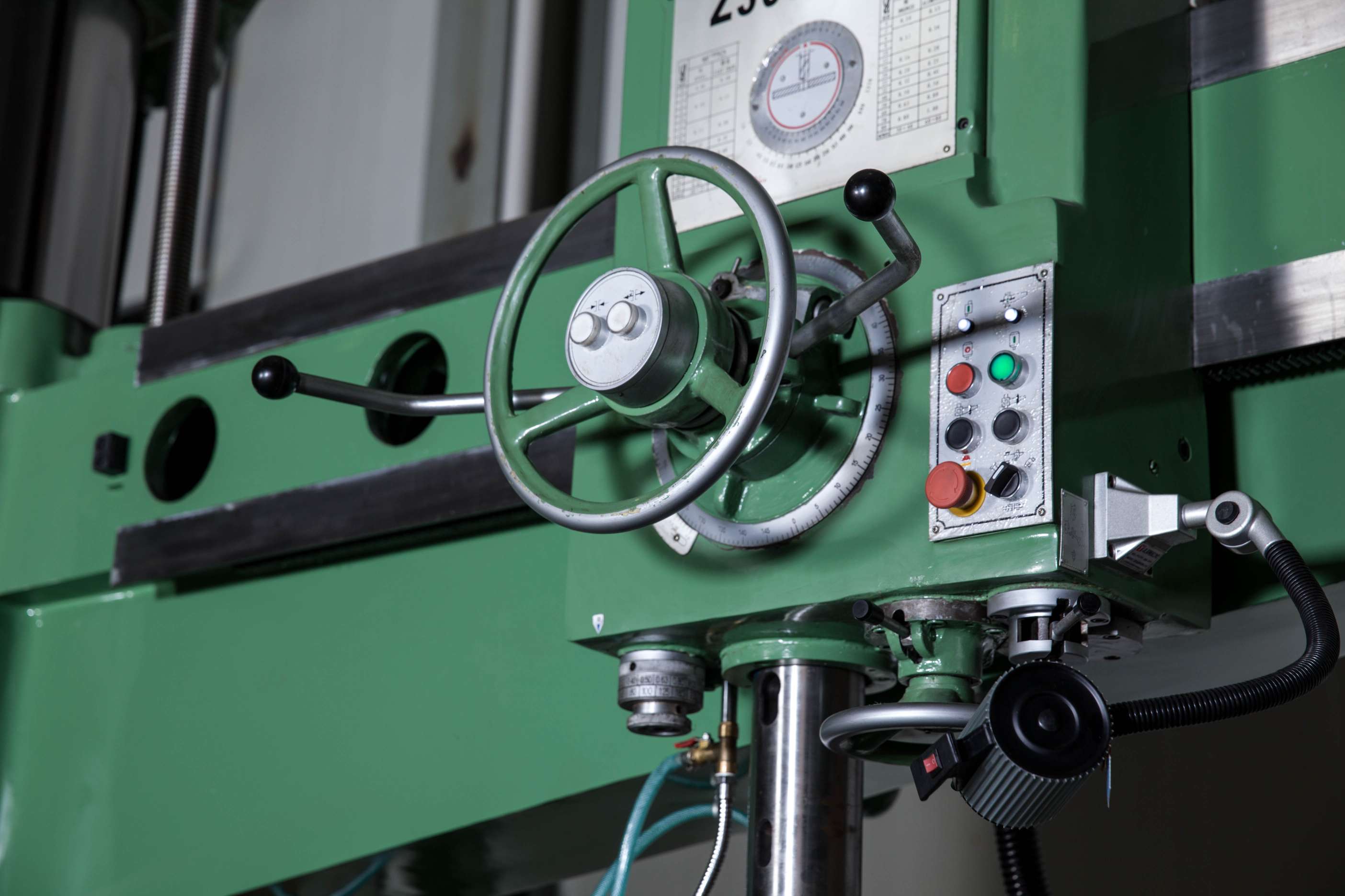 Single handle control system for Z3080 radial drilling machine