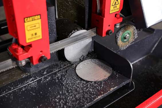 mfg-double-column-band-saw-cutting-view.png