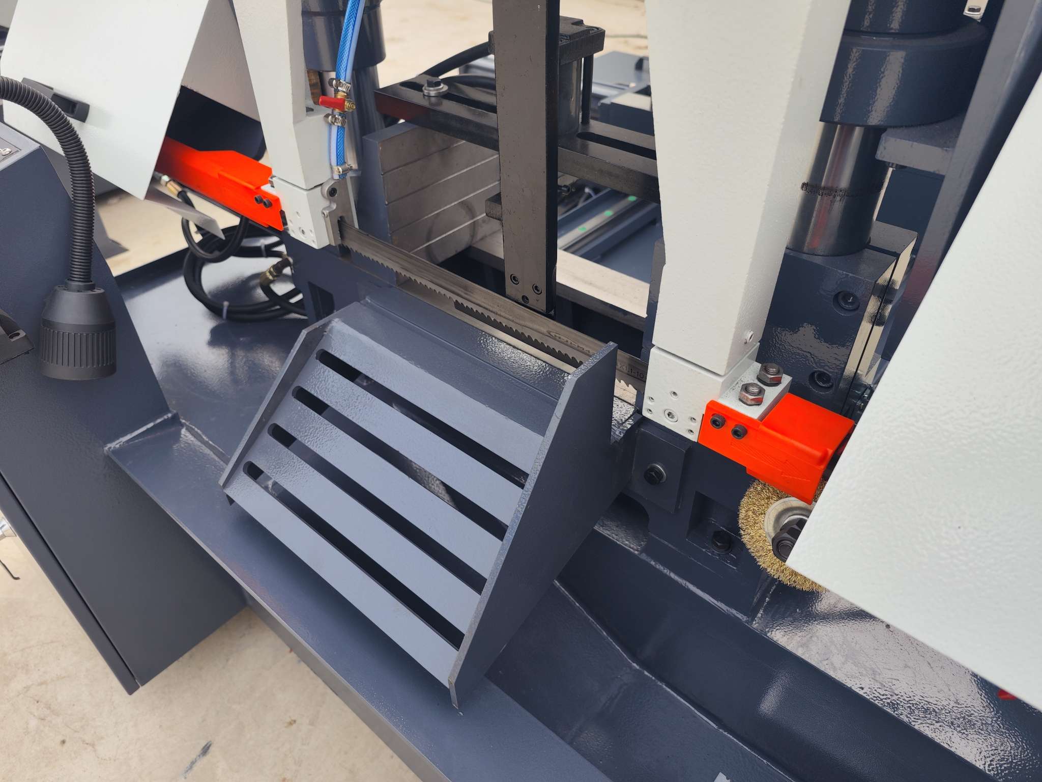GHS4230 metal cutting bandsaw detail real shot showing sawing tool by MFG