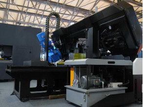 GZ42120 metal cutting bandsaw side detail real shot showing feeding system by MFG