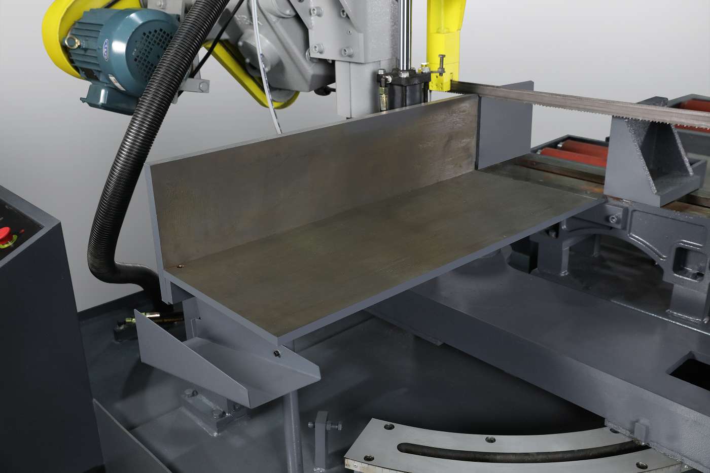 Linear encoder feeding system with 0.2mm accuracy on semi automatic bandsaw by MFG