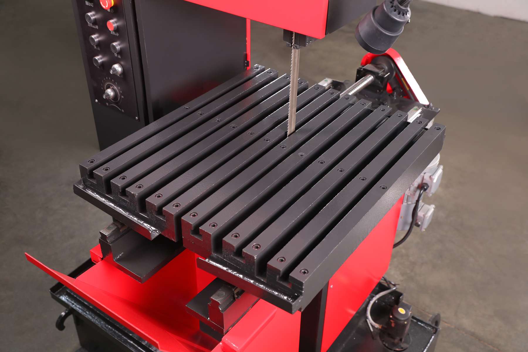 Heavy duty T-slot worktable with 1500kg load capacity on LM-33-25-50 vertical saw by MFG