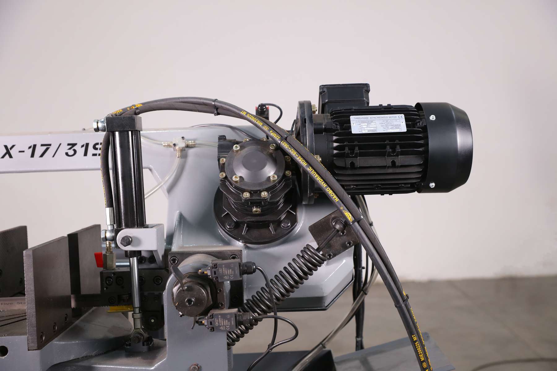 Direct drive worm gear transmission and VSR treated scissor type bow frame by MFG