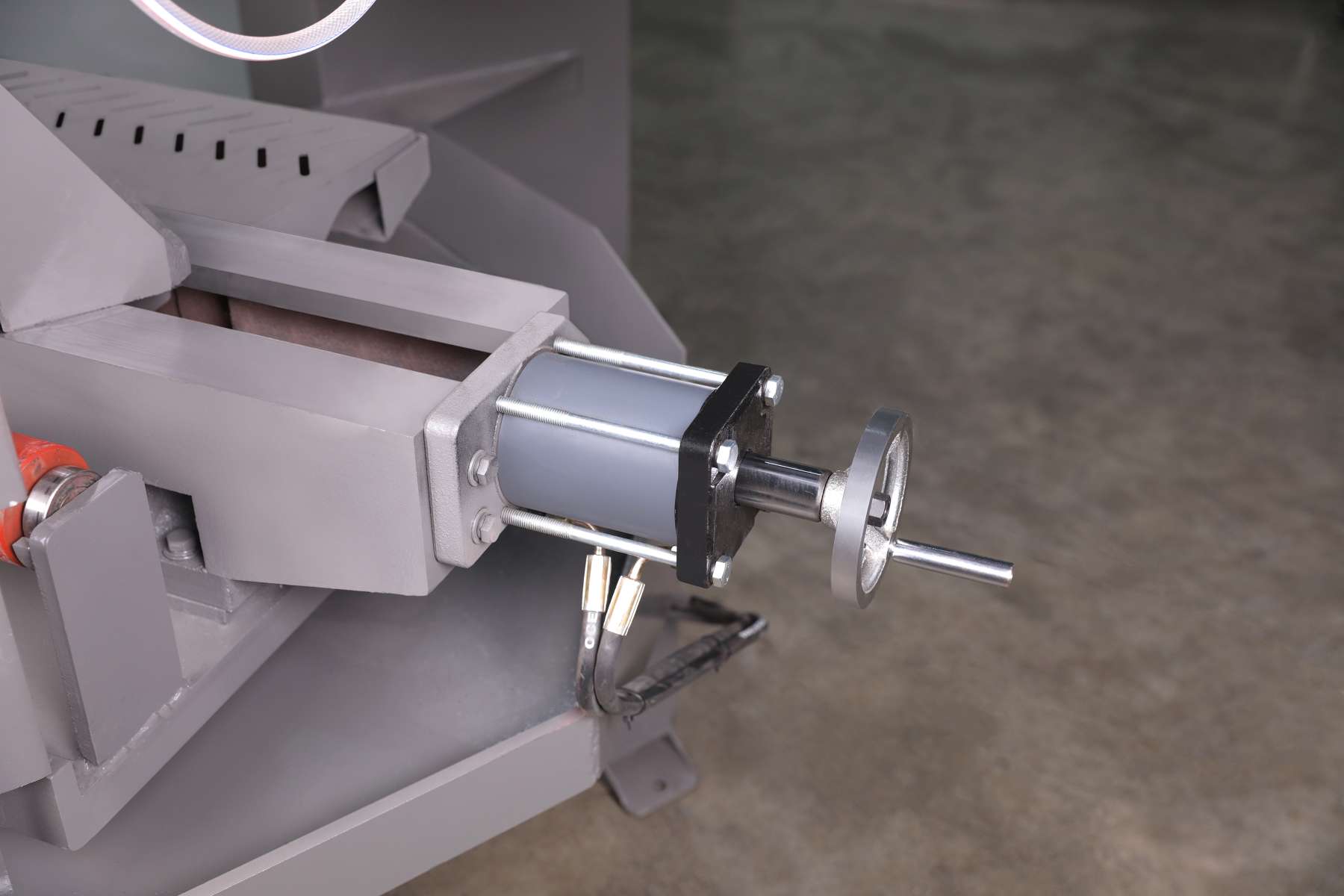 Heavy duty horizontal bandsaw worktable with hydraulic cylinder driven material feed system by MFG