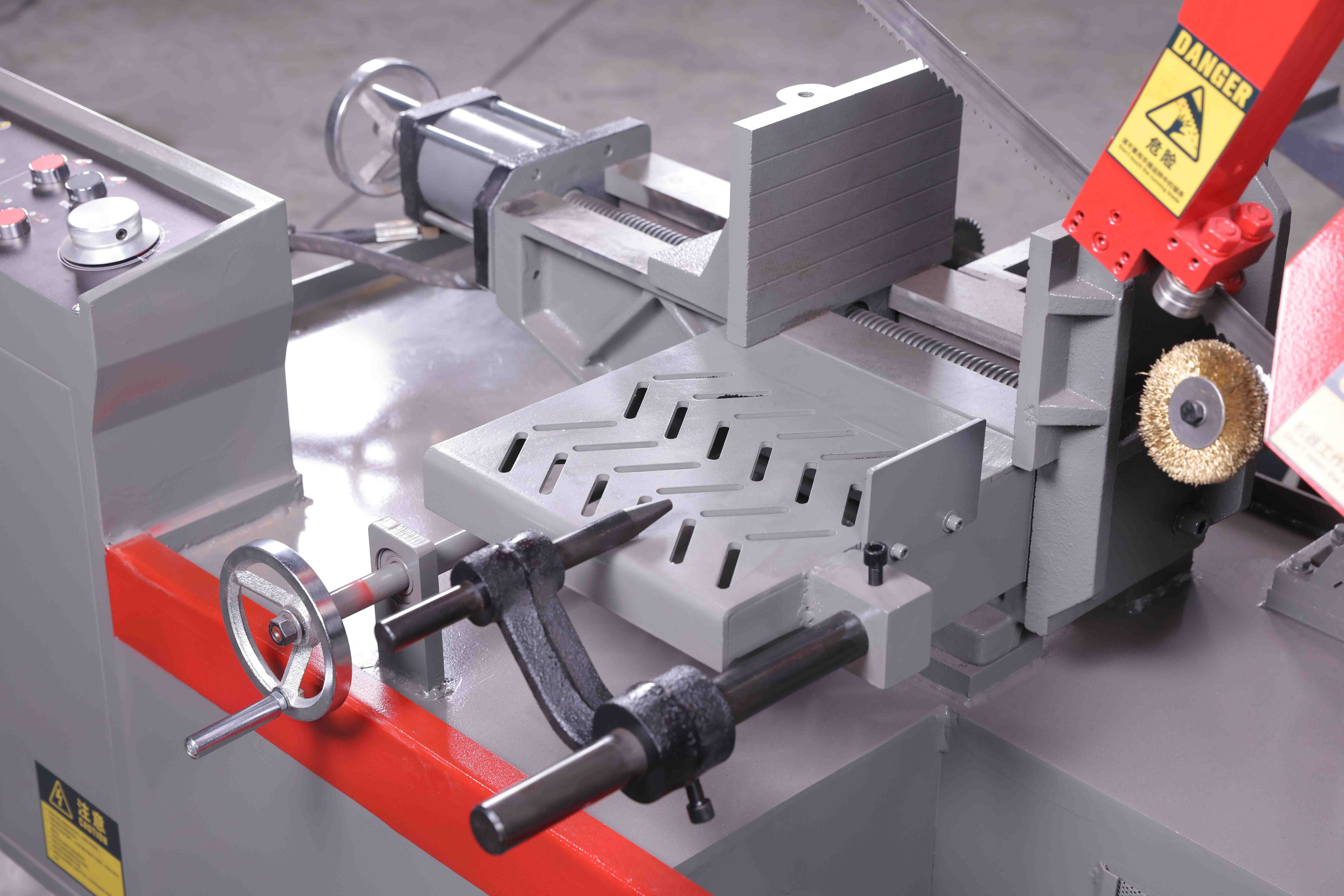 Hydraulic Double-Vise, Active Chip Cleaning & Rigid Pivot Frame for Mass Production