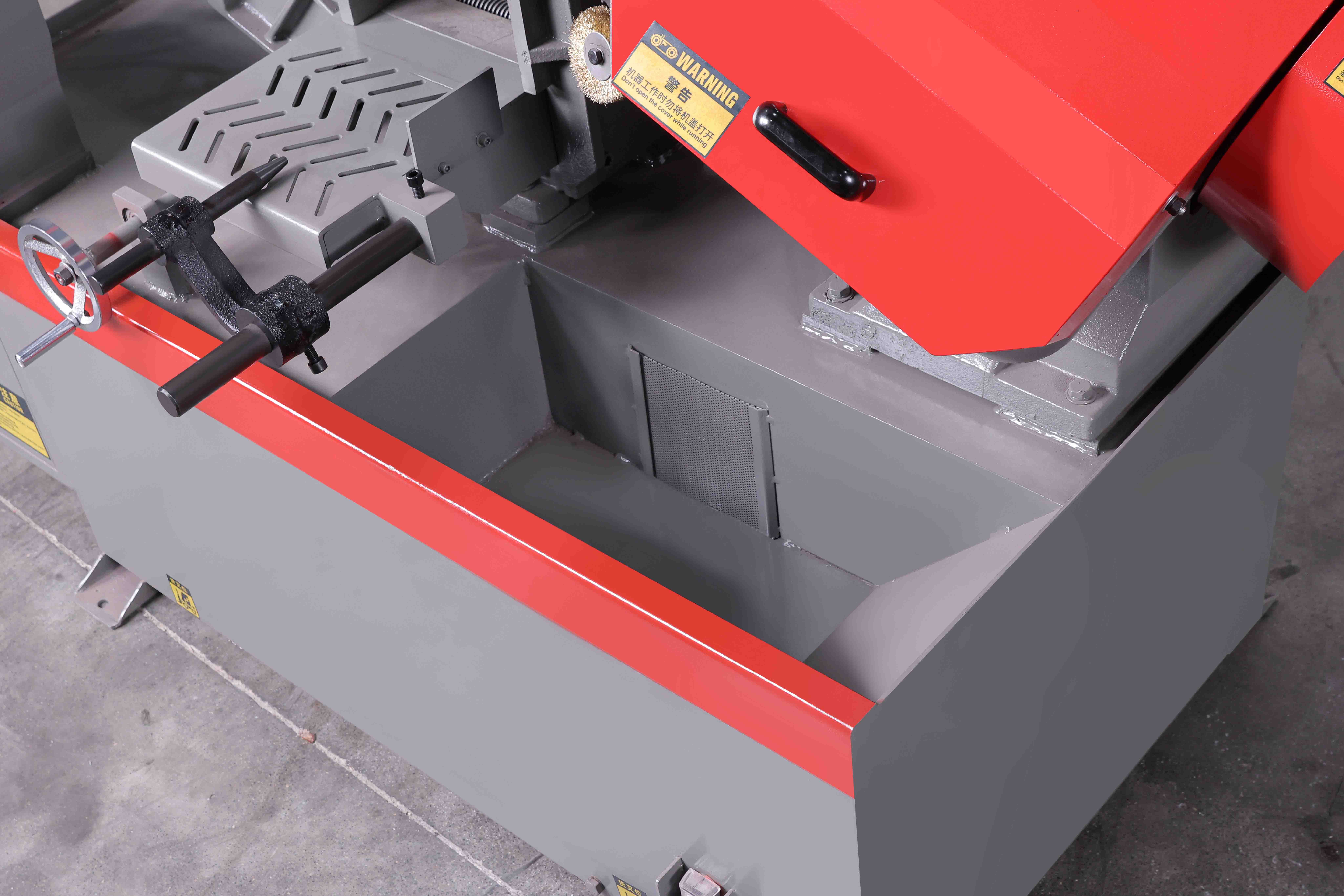 P1-28S utilizes a robust hydraulic double-vise structure driven by a highly responsive half-stroke cylinder.