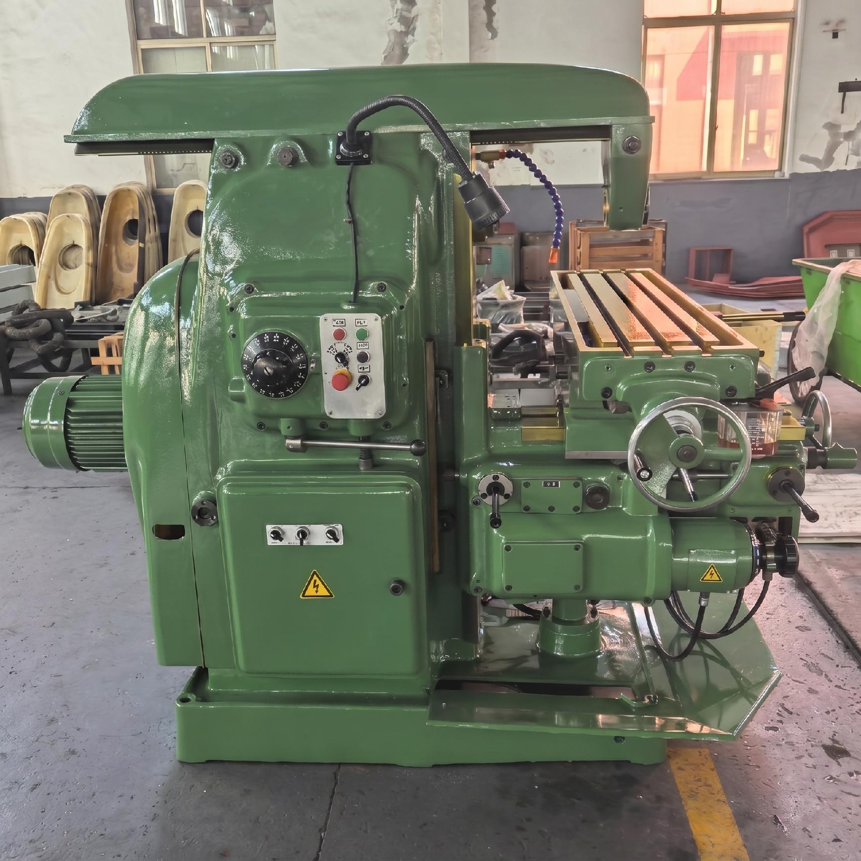 Manual feed handwheels and spindle controls on X6132 miller