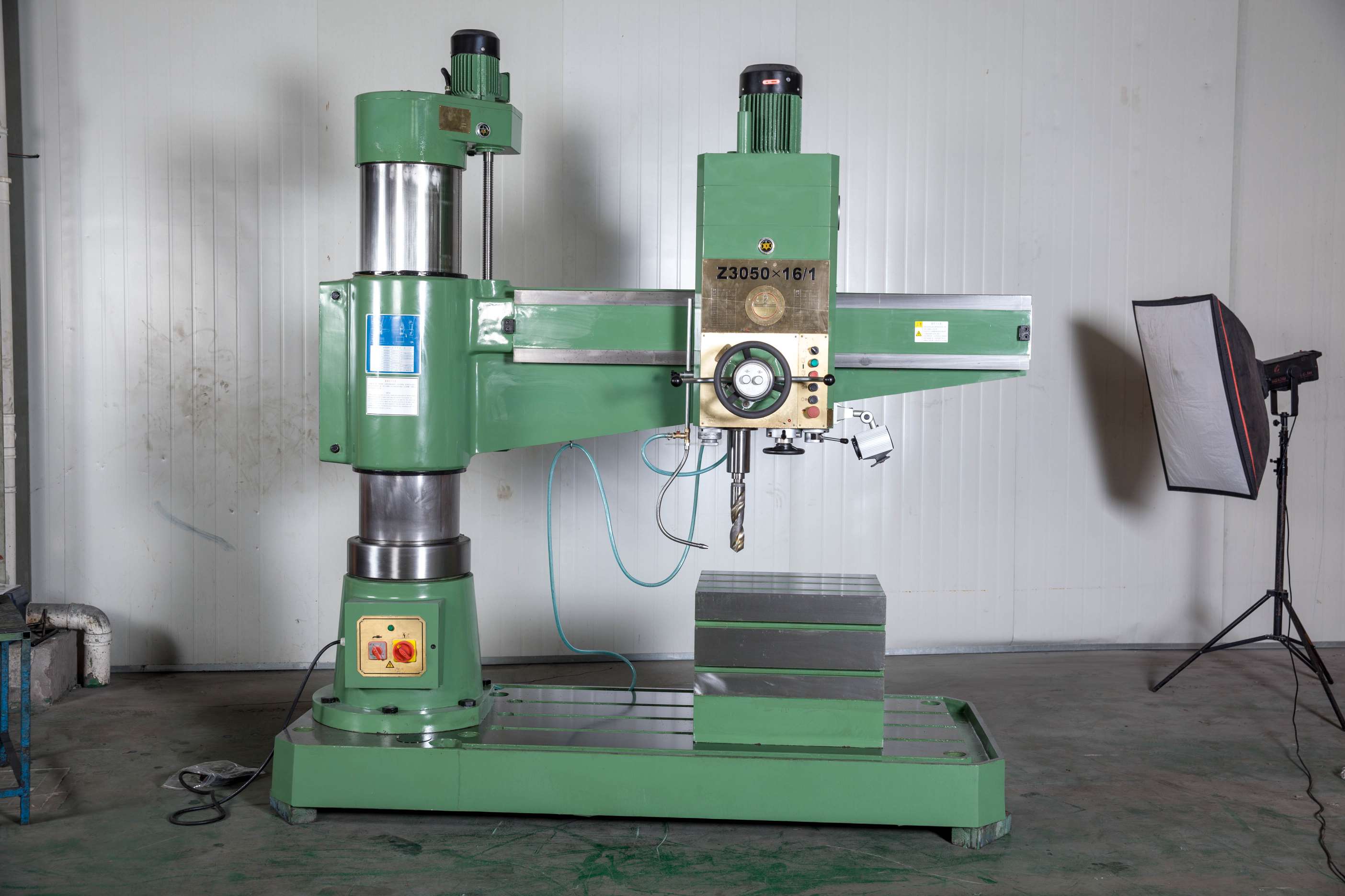 Precision Tapping and Boring on Large Workpieces